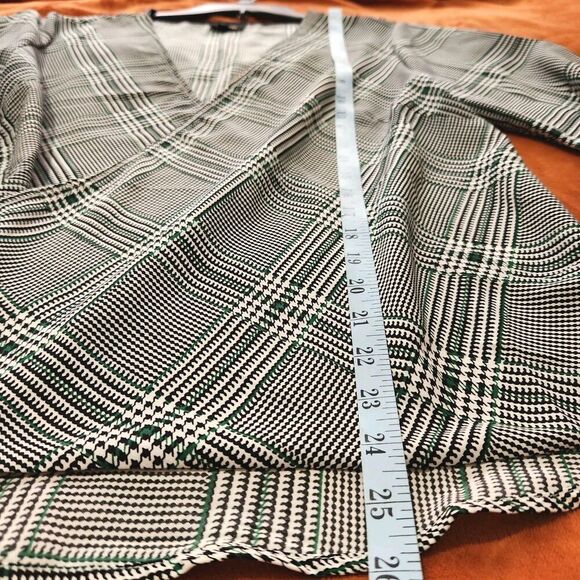 W5 Top Size Medium Green Open Front Twist Roll Tab Sleeves Lightweight New - Picture 7 of 9